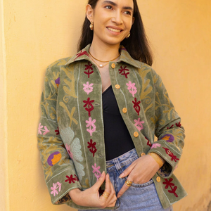 Veste pour femmes Suzani en velours de coton vert sauge, brodée multicolore, avec une sophistication rafraîchissante pour la tenue d'hiver - Product Image 1