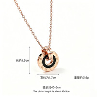 Collier de couple populaire européen et américain en acier inoxydable plaqué or rose avec pendentif double anneau chiffres romains, simple et élégant