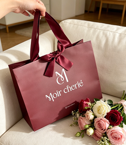 Bolsas de Compras con Logotipo Personalizado del Fabricante, Bolsas de Papel de Regalo de Joyería de Estilo Clásico para Ropa, Calcetines y Zapatos - Product Image 1
