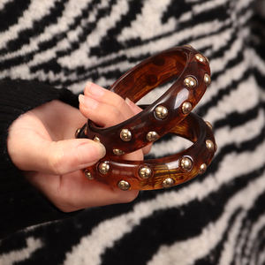 Bracelet tendance 2026, nouvelle arrivée, bracelet en <span class=keywords><strong>ambre</strong></span>, rivets dorés punk, rond, irrégulier, en résine, pour couples - Product Image 6