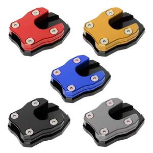 Accessoires de moto modifiés CNC, acier inoxydable et alliage d'aluminium, support latéral antidérapant en caoutchouc, disponible en plusieurs couleurs - Product Image 1