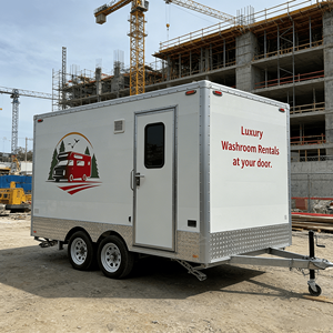 Baño Portátil de Grado Industrial, Remolque de Baño Móvil de Alta Capacidad para Campos Petroleros y Sitios de Trabajo Remotos al Aire Libre - Product Image 1