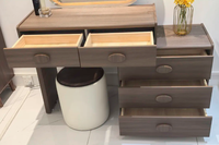 Table de maquillage haut de gamme en MDF avec lumières LED et miroir, intégrant un rangement de chevet pour les intérieurs de chambre parentale