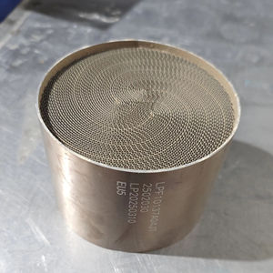 ที่นำตัวเร่งปฏิกิริยาโลหะสำหรับรถยนต์600cpsi Euro 1/2/3/4/5 OBD เครื่องฟอกไอเสียเชิงเร่งปฏิกิริยาแบบสากลพร้อมการเคลือบพื้นผิวโลหะรังผึ้ง - Product Image 1