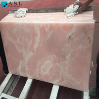 Salle de bain en pierre d'onyx rose