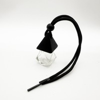Bouteille en verre noir mat en forme de diamant, diffuseur de parfum pour voiture, bouteille d'aromathérapie pour voiture avec bouchon noir triangulaire