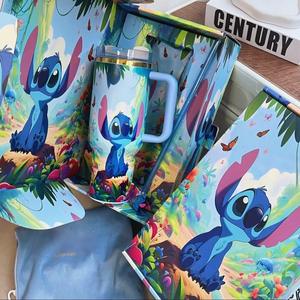 Venta al por mayor con logotipo personalizado <span class=keywords><strong>de</strong></span> gran capacidad 1:1 Original <span class=keywords><strong>de</strong></span> dibujos animados Stitch Stan Cup 40oz con asa <span class=keywords><strong>de</strong></span> aislamiento <span class=keywords><strong>taza</strong></span> <span class=keywords><strong>de</strong></span> coche con caja <span class=keywords><strong>de</strong></span> regalo - Product Image 2