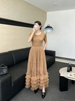 Robe plissée Miyake en gros - Robe de bureau élégante à col en V, manches courtes, ourlet à volants superposés en maille et ceinture à la taille