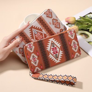 Cartera Larga Personalizada para Mujer con Patrón Azteca, Tarjetero Portátil, Correa de Muñeca, Cierre de Cremallera, Monedero con Cómodo Acceso de Cremallera - Product Image 5