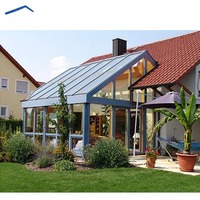 Nouvelle conception de véranda hivernale 4 saisons avec panneaux en verre trempé, toit préfabriqué et triangulaire pour terrasse, cour.