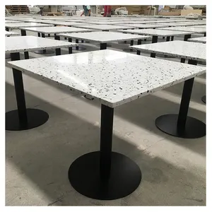 Cafetería de diseño moderno, mesa de comedor pequeña con marco de metal superior de terrazo recubierto de polvo negro, mesa de restaurante de mármol