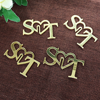Échantillon gratuit Carte de verre à vin en acrylique miroir doré brillant double face avec texte personnalisé découpé au laser pour événement de mariage