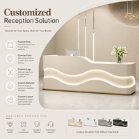 Comptoir de réception moderne crème à double niveau ondulé avec LED intégrées et logo personnalisé pour salon de beauté et clinique esthétique