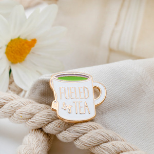 Pin de esmalte de aleación con diseño de taza de té y ribete dorado personalizado, insignia creativa con eslogan, broche decorativo - Product Image 6