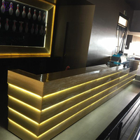 Comptoir de bar moderne en Corian blanc et noir, type bande, pour usage commercial avec éclairage LED RGB, mobilier durable pour bar à domicile et club