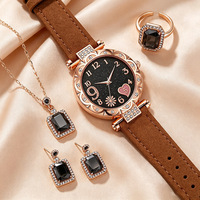 Montre à quartz pour femme avec cadran rond de 33 mm, bracelet en PU, collier carré en strass, bague et boucles d'oreilles – Coffret cadeau