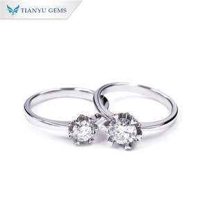 แหวนเงินแท้ 925 คุณภาพสูงจากเทียนหยู ประดับด้วยโมอิสซาไนต์ 0.5 กะรัต และ 1 กะรัต ตัวเรือนแบบ 4 กรงเล็บ ทรงเจียระไนแบบพรีเมียม สำหรับเป็นแหวนหมั้น - Product Image 2