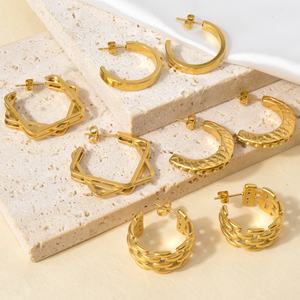 Joyería de Lujo de Moda, Accesorios Chapados en Oro de 18K, Aretes Gruesos de Acero Inoxidable con Forma de Corazón CC para Mujer - Product Image 3