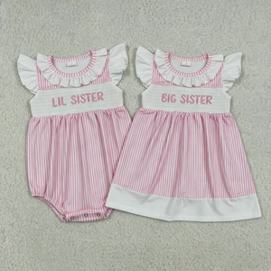 Conjunto a juego para hermanas pequeñas y mayores al por mayor: Vestido y pelele a rayas rosas con la inscripción "Big Sister Lil Sister" - Product Image 1
