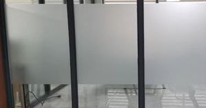 Pellicola Adesiva Opaca Bianca Trasparente per Privacy, Adesivo Satinato per Bagno e Decorazione Casa, Pellicola per Vetri Effetto Smerigliato - Product Image 5