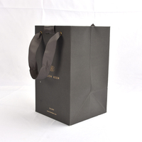 Sac cadeau en papier kraft gris classique écologique personnalisé OEM avec laminage à chaud doré pour emballage de bijoux, montres et boutiques