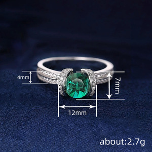 Anello di Lusso con Gemma Verde per Donne, Elegante Gioiello da Dito per Occasioni Formali - Product Image 4
