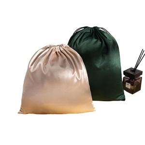 Sacs cadeaux personnalisés avec logo pour cheveux, maquillage, cils, parfum, pochettes à cordon en satin pour extensions capillaires - Product Image 1
