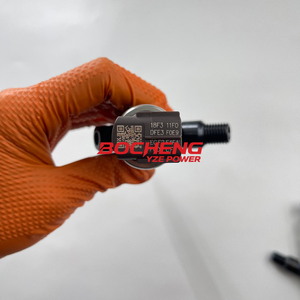 หัวฉีดน้ำมันดีเซลคอมมอนเรล 23670-30050 วาล์วหัวฉีด 095000-5881 สำหรับ TOYOTA HILUX HIACE VIGO 2KD-FTV - Product Image 2