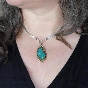 Collana con Ciondolo Floreale Inciso, Design Vintage, Catena a Onde per Donne - Product Image 4