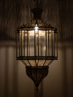 Plafonnier suspendu éblouissant en laiton antique et lambris en verre clair Lustre de décoration islamique Grande suspension