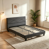 Lit plateforme rembourré en tissu avec cadre en bois au design moderne et minimaliste personnalisable, pour usage hôtelier