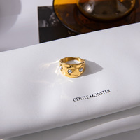 Eleganter anmutiger Perlen ring 18 Karat vergoldeter Edelstahl Unregelmäßiger, breit welliger, eingelegter Glasperlen ring