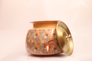 Olla de Cobre Artesanal de Tamaño Mediano 8000ML, Diseño 3D Premium en Cobre Dorado con Soporte de Latón, Tapa y Grifo - Product Image 5