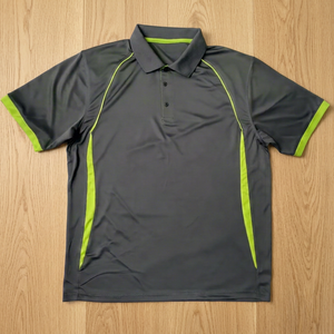 เสื้อโปโลผู้ชายสีเทา ทรงสปอร์ต แขนสั้น แห้งเร็ว ผ้าถักโพลีเอสเตอร์ ทรงปกติ สีพื้น แต่งขอบสีเขียว - Product Image 3