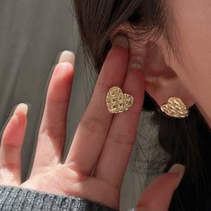 Wenchi S925 Pure <b>Silver</b> Diamond Grid <b>Heart</b>-Shaped <b>Stud</b> <b>Earrings</b> Luxury European American Cross-Border Fashion Niche Design Model - Product Image 2