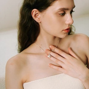 Serie 'Ode alla Libertà': Collana con Ciondolo Miniatura di Stella, Luna e Colomba in Oro 18k Stile Greco Antico - Product Image 6