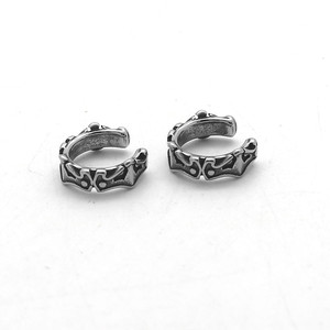 Pendientes de moda de plata tibetana con forma de corona de acero de titanio yunnique para cartílago de la oreja - Product Image 1