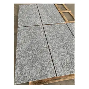 La demande du client en granit gris naturel coupé aux carreaux composites de taille standard à l'extérieur des carreaux de dalle de balustrade de clôture de palissades