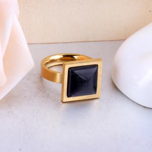 Bagues en acier inoxydable personnalisables en gros, plaquées or 18 carats, étanches, décontractées, avec pierres précieuses noires carrées - Product Image 5