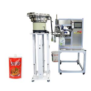 Máquina automática de llenado y envasado de líquidos con dispensador, para bolsas con boquilla, bolsas verticales con succión, leche, zumo, bebidas, con clasificación de tapas y tapado de rosca - Product Image 1