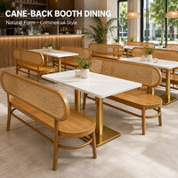 Holzbank-Esstisch-Set mit Stühlen und Tischen für Restaurants, mit Rattan-Rückenlehne, Weißer Marmortisch, Goldener Sockel, Gewerbliche Qualität