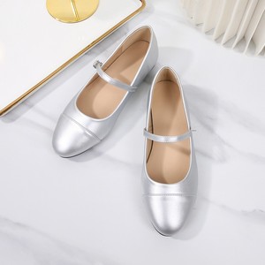 รองเท้าส้นเตี้ยหนังแก้วสีเงินสำหรับผู้หญิง หัวกลม บุ PU ใส่สบาย - Product Image 1