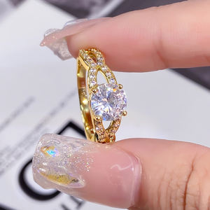 แหวนแต่งงานทองเหลืองสั่งทำขายส่ง ชุบทอง 18K ประดับเพชรซิคอน ดีไซน์คลาสสิก หรูหรา สำหรับผู้หญิง - Product Image 2