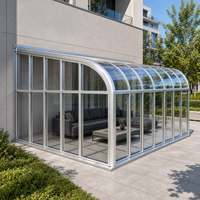 Véranda rétractable pour terrasse sur toit avec panneaux de verre transparents coulissants, structure de toit en aluminium courbée, enclos de terrasse attaché