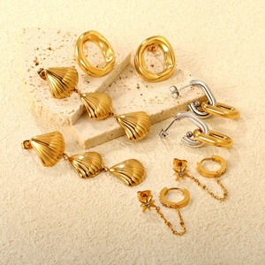 ต่างหูแฟชั่นฤดูร้อนขายส่ง สแตนเลสชุบทอง 18K PVD รูปเปลือกหอยชายหาด กันน้ำ สายโซ่สองสี - Product Image 1