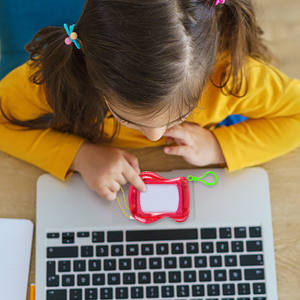 มินิแม่เหล็กกระดานวาดภาพสำหรับเด็กโปรโมชั่นพลาสติกคณะกรรมการการเขียนของเล่นที่มีกระเป๋าเป้สะพายหลังพวงกุญแจคลิป - Product Image 3