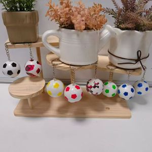 Porte-clés ballon de football de dessin animé, en plastique multicolore, accessoire portable pour enfants, cadeau sur le thème du football pour sac à dos et voiture - Product Image 1