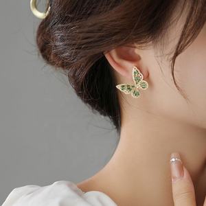 ต่างหูแบบติดหูรูปผีเสื้อประดับเพชรซิร์คอนสีสันสดใส ดีไซน์หรูหรา ทันสมัย สง่างาม สำหรับผู้หญิง - Product Image 3