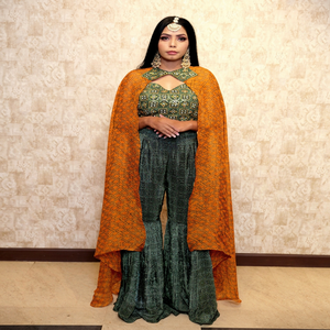 Elegante conjunto indio de top y pantalón gharara con dupatta, largo hasta el suelo, corte holgado, ropa étnica para boda, estampado digital verde y naranja. - Product Image 1