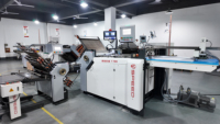 Machine à plier le papier grand format à alimentation par aspiration haute vitesse T780 avec pompe à engrenages Schneider & Omron pour dépliants et inserts d'emballage